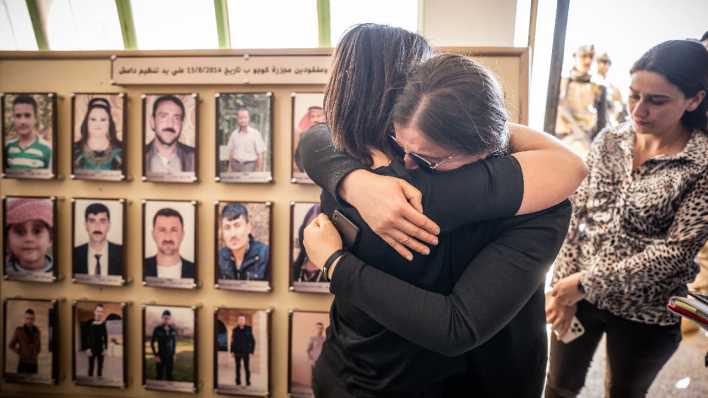 Annalena Baerbock, Außenministerin, umarmt die Jesidin Najah Sedo, deren Mann vom IS ermordet wurde