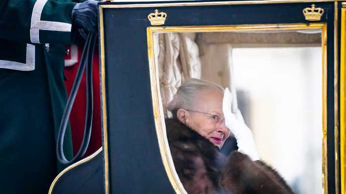 Dänemarks Königin Margrethe II. winkt in einer Pferdekutsche als sie vom Schloss Christian IX. in Amalienborg zum Schloss Christiansborg in Kopenhagen fährt.