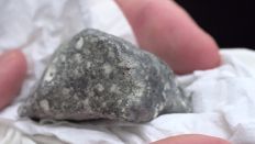 Ein mutmaßliches Meteoritenteil liegt in einem Papiertaschentuch Ein mutmaßliches Meteoritenteil liegt in einem Papiertaschentuch