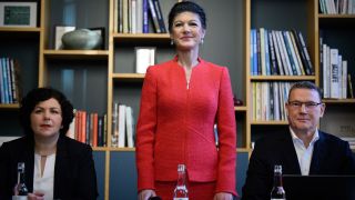 Sahra Wagenknecht, Amira Mohamed Ali und Ralph Suikat (r) beim Gründungsakt der Partei BSW (Bild: picture alliance/dpa)