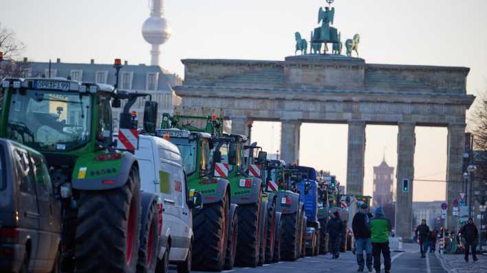 Zahlreiche Traktoren stehen bei einem Bauernprotest auf der Straße des 17. Juni vor dem Brandenburger Tor.