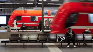 Reisende warten im Hauptbahnhof Berlin auf ihre Züge.
