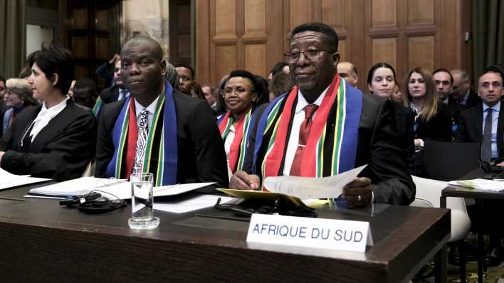 Den Haag: Vusimuzi Madonsela (vorne,r), Botschafter der Republik Südafrika in den Niederlanden, und Ronald Lamola, Minister für Justiz und Strafvollzug von Südafrika, vor dem Internationalen Gerichtshof