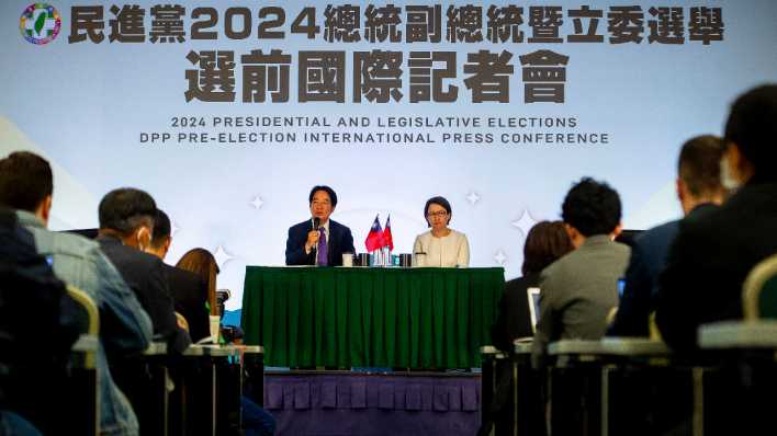 Taiwans Kandidat William Lai vor der Wahl auf einer Pressekonferenz