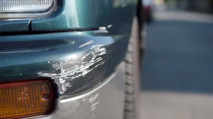 Symbolbild: Unfallspuren an einem Auto