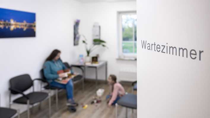 Patienten sitzen im Wartezimmer einer Hausarztpraxis