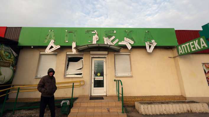 Ein Apothekengebäude in der Ukraine, das durch einen russischen Drohnenangriff beschädigt wurde. (Bild: picture alliance/dpa/Ukrinform)