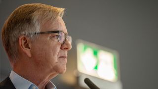 Linken-Politiker Dietmar Bartsch während einer Pressekonferenz (Bild: dpa / Michael Kappeler)