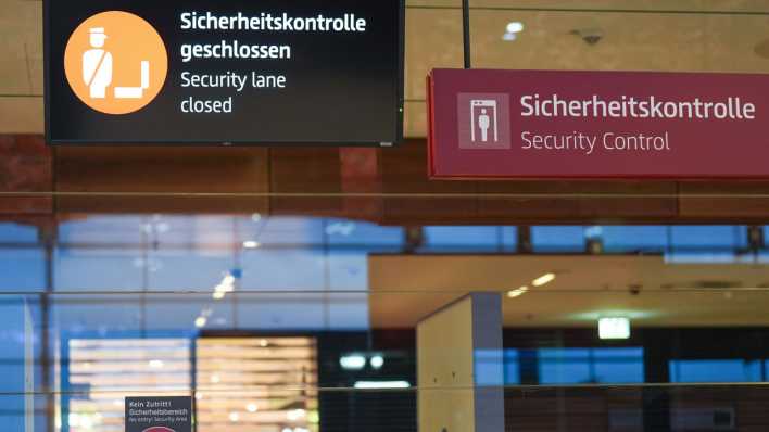 Eine geschlossene Sicherheitskontrolle am Flughafen BER (Bild: picture alliance/Flashpic/Jens Krick)