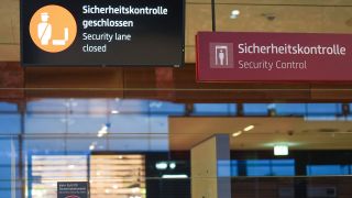 Eine geschlossene Sicherheitskontrolle am Flughafen BER (Bild: picture alliance/Flashpic/Jens Krick)