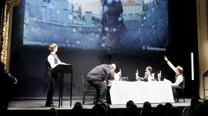 Die Correctiv-Recherche auf der Bühne des Berliner Ensembles