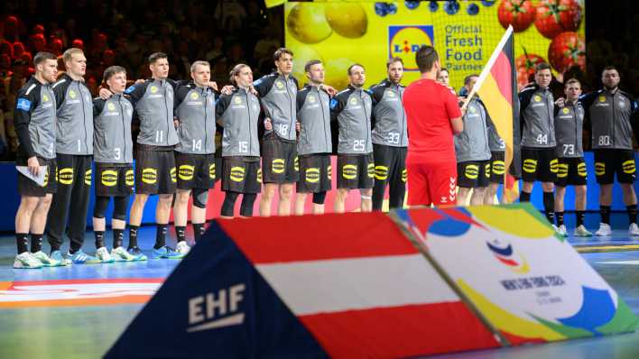 Das Team der deutschen Nationalmannschaft bei der Handball-EM singt die Nationalhymne (Bild: picture alliance/ Anke Waelischmiller/Sven Simon)