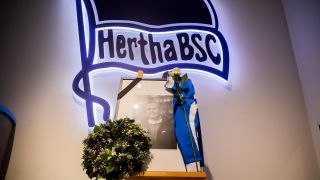 Mit einem Bild wird im Hertha-BSC-Fan-Shop der Vereins-Geschäftsstelle dem verstorbenen Vereinspräsidenten Kay Bernstein gedacht. (Bild: picture alliance/dpa/Christoph Soeder)