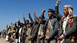 Huthi-Kämpfer und Stammesangehörige veranstalten eine Kundgebung gegen die Angriffe der USA und Großbritanniens auf von den Huthis betriebene militärische Einrichtungen (Bild: picture alliance / dpa)
