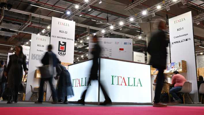 Besucher gehen auf der Frankfurter Buchmesse am Stand von Italien, Gastland 2024, vorbei
