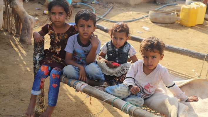 Kinder vor einem Gesundheitszentrum in der Stadt Hajjah