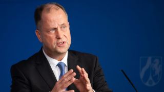 Archivbild: Joachim Stamp Sonderbevollmächtigter der Bundesregierung für Migrationsabkommen bei einer Pressekonferenz (Bild. picture alliance/dpa/Marius Becker)