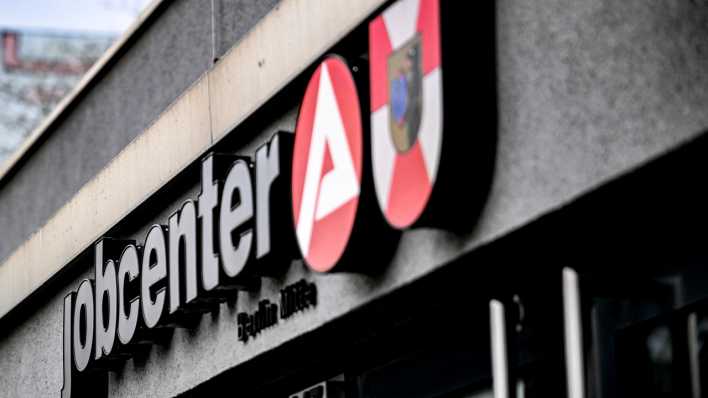 Der Schriftzug "Jobcenters" über einer Berliner Agentur für Arbeit (Bild: picture alliance/dpa/Britta Pedersen)
