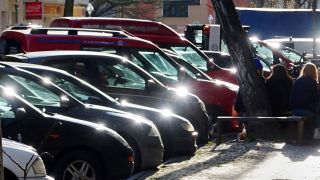 Autos parken in der Sonne in Neukölln im Schillerkiez (Bild: picture alliance/dpa/Jens Kalaene)