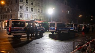 Einsatzkräfte der Polizei stehen auf die Sonnenallee.