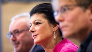 Sahra Wagenknecht, Parteivorsitzende des Bündnis Sahra Wagenknecht, spricht während einer Pressekonferenz zu Journalisten (Bild: dpa / Lando Hass)
