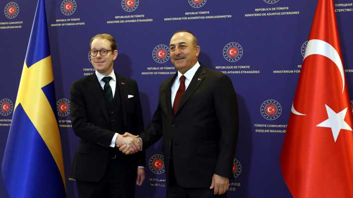 Mevlut Cavusoglu (r), Außenminister der Türkei, schüttelt Tobias Billström, Außenminister von Schweden, die Hand. (Bild: Ali Unal/AP/dpa)