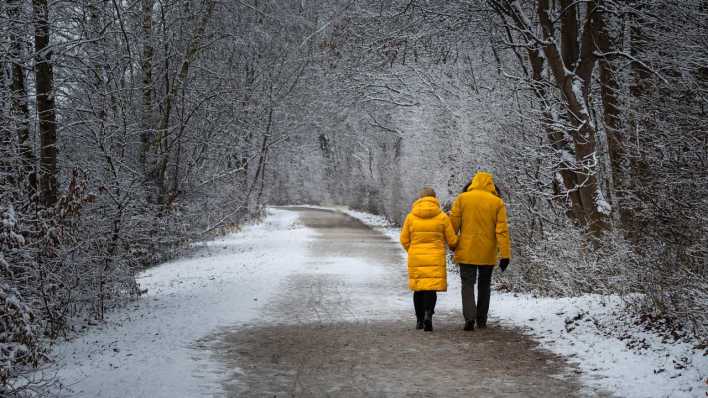 Altes älteres Paar geht im kalten Winter spazieren (Bild: picture alliance / CHROMORANGE | Michael Bihlmayer)