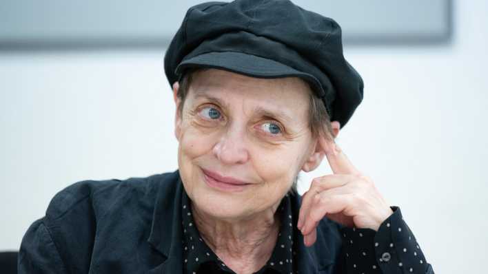 Katharina Thalbach, Schauspielerin und Regisseurin, sitzt während eines Interviews in der Semperoper.
