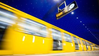 Eine U-Bahn fährt am Berliner U-Bahnhof Museumsinsel ein (Bild: dpa / Christoph Soeder)