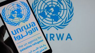 Das Logo der UN-Organisation für Palästina-Flüchtlinge UNRWA ist auf einem Smartphone zu sehen (Bild: picture alliance / NurPhoto / Jonathan Raa)