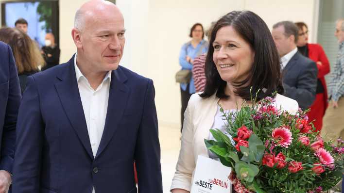 Kai Wegner (CDU), Vorsitzender der CDU Berlin, und Katharina Günther-Wünsch (CDU), im Rahmen eines Pressetermins zur Vorstellung des ausgehandelten Koalitionsvertrags.