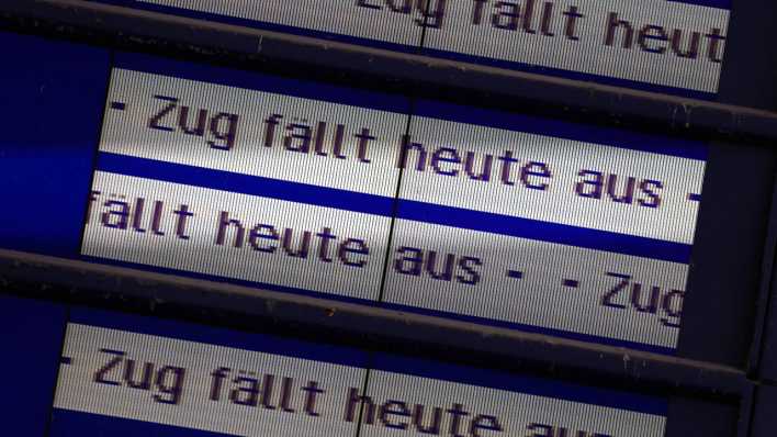 "Zug fällt heute aus" ist auf einer Anzeigetafel der Deutschen Bahn zu lesen (Bild: dpa / Karl-Josef Hildenbrand)