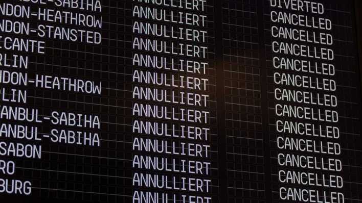 Der Status Cancelled, Annuliert, umgeleitet, diverted dominiert auf den Anzeigetafeln in den Terminals (Bild: IMAGO/Marc John)