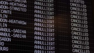 Der Status Cancelled, Annuliert, umgeleitet, diverted dominiert auf den Anzeigetafeln in den Terminals (Bild: IMAGO/Marc John)