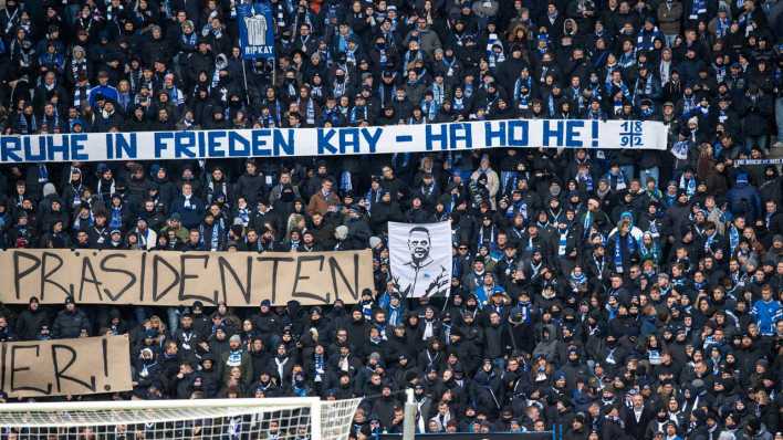Gedenken an den verstorbenen Präsidenten Kay Bernstein beim Spiel von Hertha BSC, Fans halten Transparente hoch.