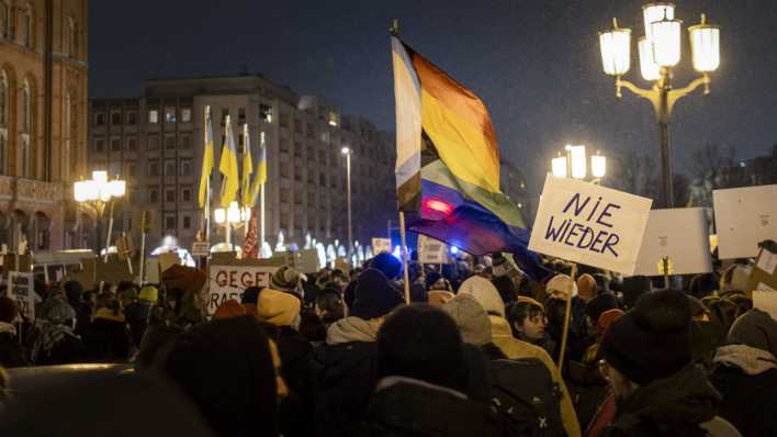 Demonstranten vor dem Roten Rathaus bei einer Kundgebung gegen Rechtsextremismus, ein Plakat "Nie wieder" wird hochgehalten.