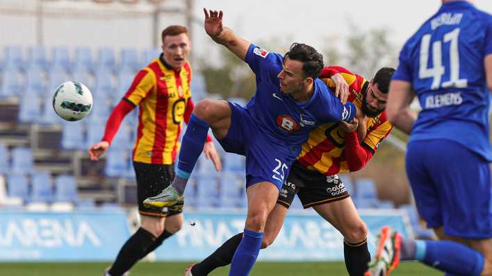 Hertha-Mittelstürmer Haris Tabakovic im Zweikampf mit Elias Cobbaut vom KV Mechelen.