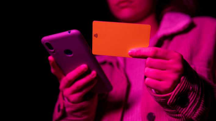 verfremdet: Teenager beim Online-Einkäufe mit Kreditkarte per Mobiltelefon bezahlt (Bild: imago images/Addictive Stock)
