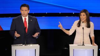 Republikaner Ron DeSantis und Nikki Haley in den USA in einer Vorwahldebatte