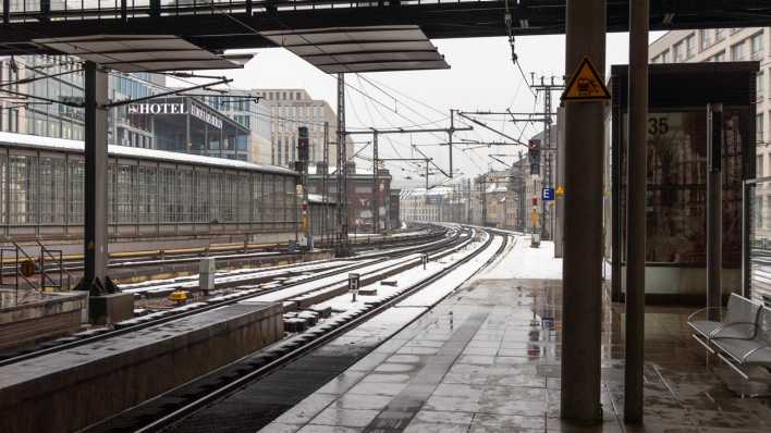 Leerer Bahnsteig am Bahnhof Friedrichstraße