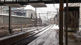 Leerer Bahnsteig am Bahnhof Friedrichstraße