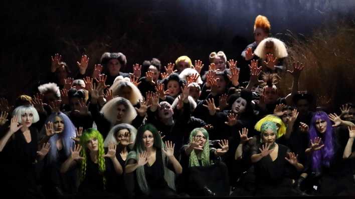 Ensemble während der Fotoprobe für Der goldene Hahn in der Komischen Oper im Schillertheater in Berlin