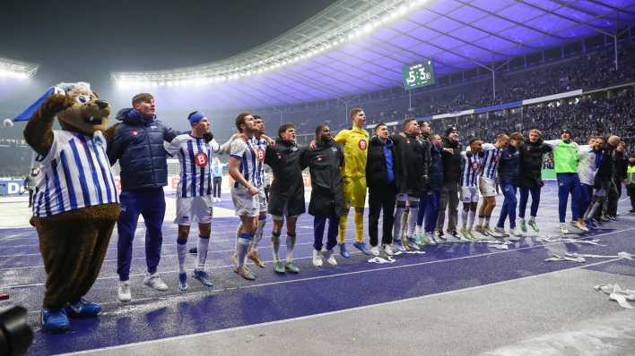 Hertha-Spieler feiern den Sieg im DFB-Pokal Achtelfinale