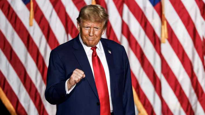 Donald Trump triumphiert (Bild: IMAGO/UPI Photo//TANNEN MAURY)