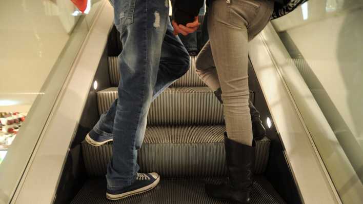 Liebespaar auf einer Rolltreppe in einem Warenhaus