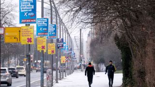 Wahlplakate der Parteien AfD und FDP zur bevorstehenden teilweisen Wiederholung der Wahlen zum Deutschen Bundestag in Berlin-Pankow.