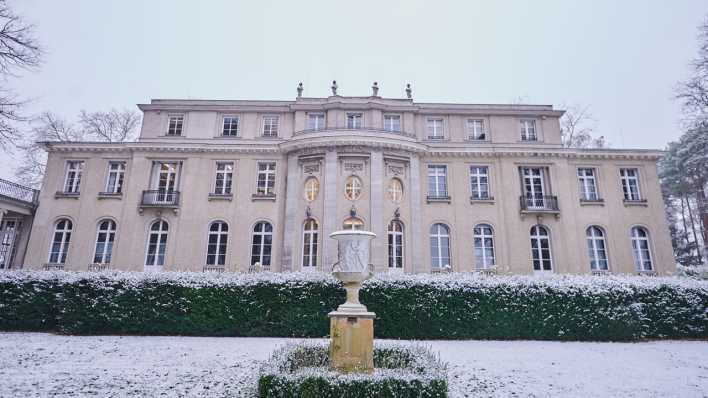 Vor dem Haus der Wannsee-Konferenz liegt Schnee.