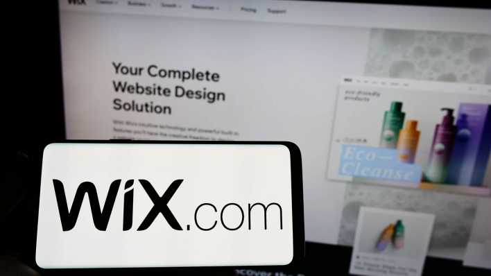 Smartphone und Monitor mit Homepage Baukasten Wix