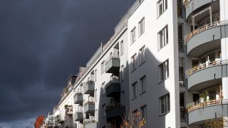 Dunkle Gewitterwolken über einem Berliner Wohnhaus.