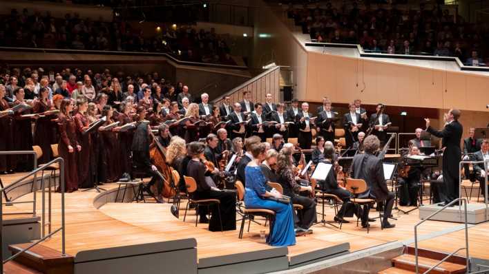 Der RIAS-Kammerchor bei einem Auftritt in der Berliner Philharmonie.
